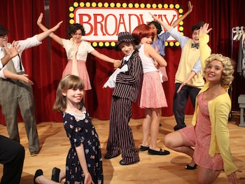 Un grupo de niños recrea