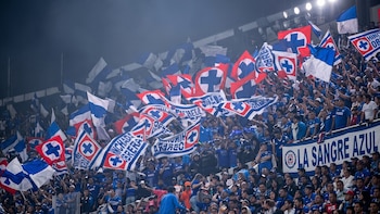 Porra de Cruz Azul arma fiesta de XV años para burlarse de Pumas y enciende la rivalidad: “Tu casa es mi casa”