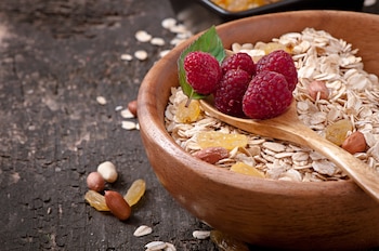 Un bol de avena y bayas para desayunar (Magnific)