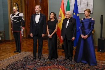 El rey Felipe VI y la reina Letizia posan junto al presidente de la República Italiana y su hija (EFE/ Chema Moya POOL)