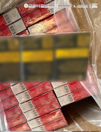 Decomisan más de medio millón de cajetillas de cigarros ocultas como "lámparas" en Michoacán. Marina.