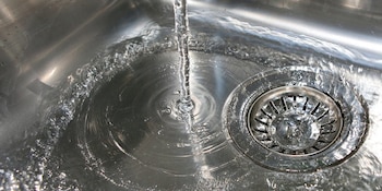 Stainless steel kitchen sink with