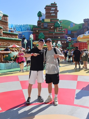 O reencontro dos irmãos Mariana e Luis Emilio no Nintendo Park destacou a importância da família para os jogadores do Chivas. (Instagram/@hormiga_glez)