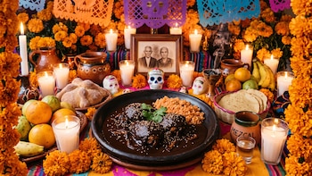 El mole que no puede faltar en las ofrendas de Día de Muertos: receta paso a paso