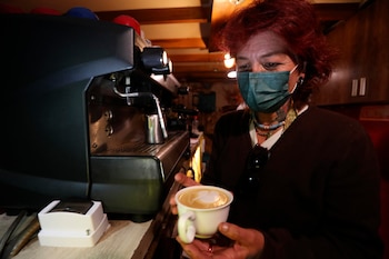 Verónica Mendizábal, impulsora del café Rayuela, prepara un café en su negocio el 8 de julio de 2021, en La Paz (Bolivia). EFE/ Martin Alipaz