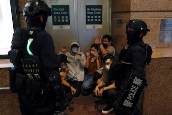 Personas detenidas por la policía durante una marcha contra la nueva ley de seguridad en Hong Kong (REUTERS/Tyrone Siu)