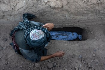 Los afganos todavía esperan encontrar supervivientes del terremoto que mató a más de 2.000 personas en la provincia occidental de Herat