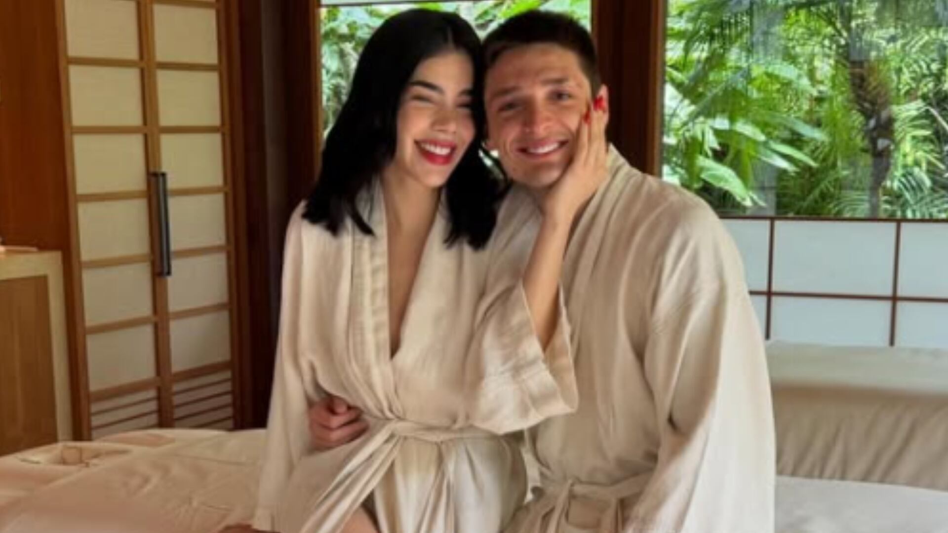 El encuentro viral entre Kenia Os, Peso Pluma y un fan causó furor en redes sociales y elevó la tendencia de ambos cantantes mexicanos.(RS)