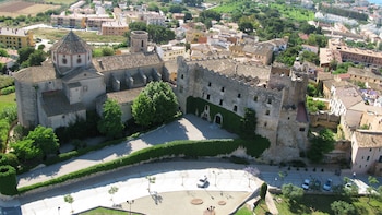 El castillo del siglo XI que es de los más antiguos de Tarragona y está en un pueblo medieval que es Conjunto Histórico-Artístico