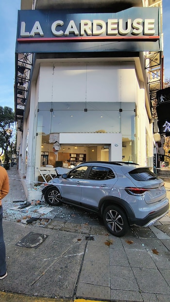 El vehículo incrustado en la