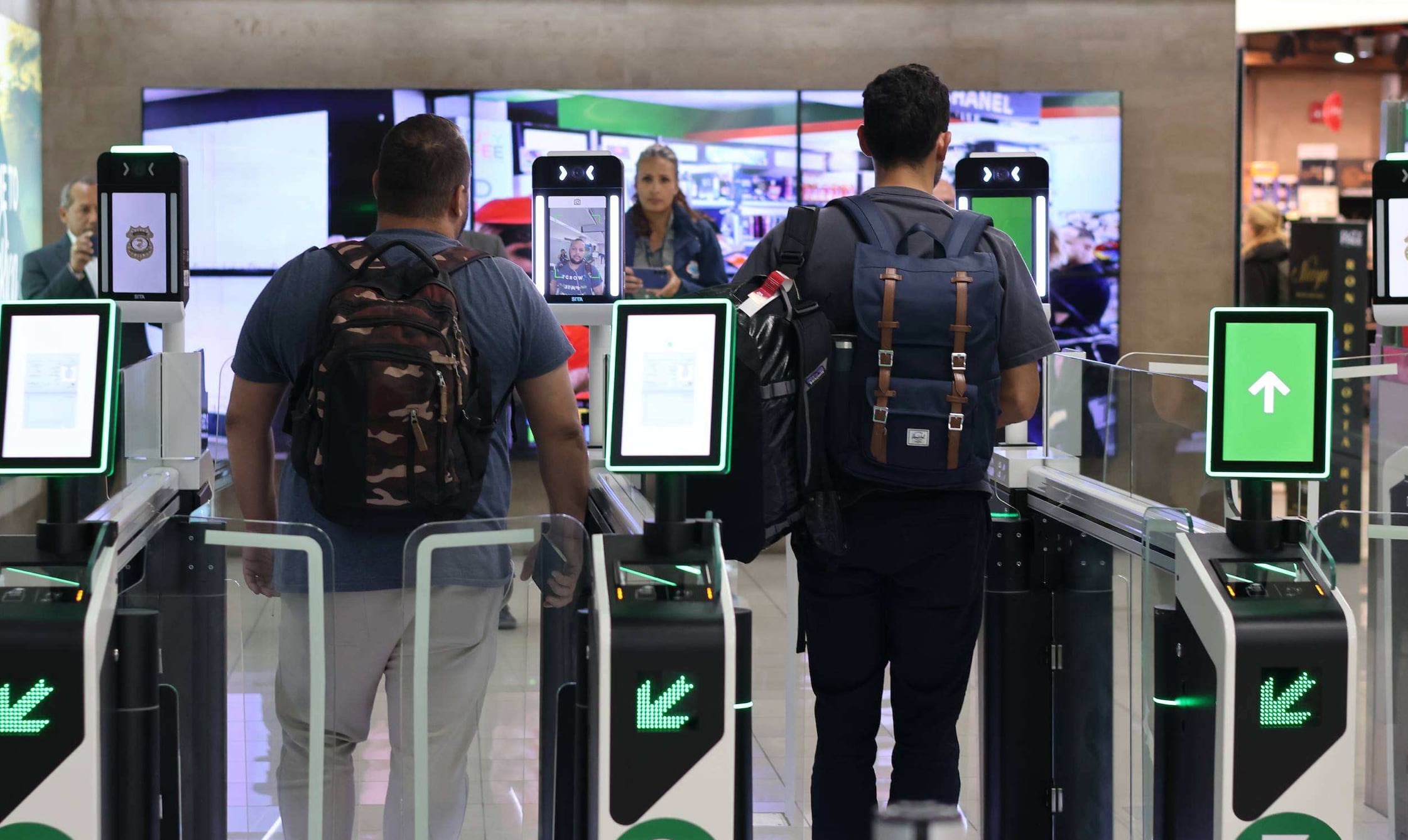 Cada eGate puede procesar aproximadamente 180 pasajeros por hora, para una capacidad adicional conjunta de hasta 720 viajeros cada hora. Crédito: AERIS