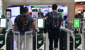 Cada eGate puede procesar aproximadamente 180 pasajeros por hora, para una capacidad adicional conjunta de hasta 720 viajeros cada hora. Crédito: AERIS