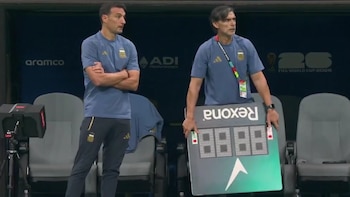 Fin del misterio: revelaron por qué el Ratón Ayala tenía el cartel de los cambios en el gol de Messi frente a Egipto