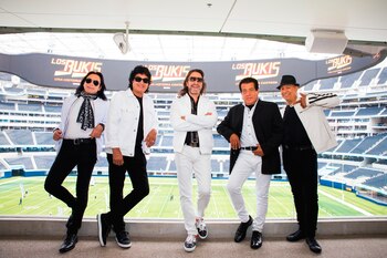 Fotografía cedida por The 3 Collective donde aparece el cantante Marco Antonio Solís (c) junto a los integrantes de la banda "Los Bukis" durante la presentación de la gira "Una historia cantada" el 14 de junio de 2021, en el SoFi Stadium en Inglewood, California (EE.UU.). EFE/ Eduardo Cardoza / The 3 Collective