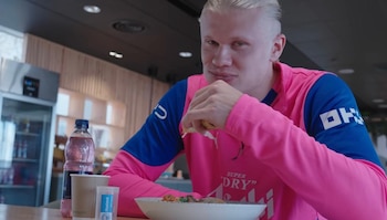 El goleador del Mundial no ocultó su emoción al probar el platillo mexicano en el comedor de su equipo. (YouTube/Erling Haaland)