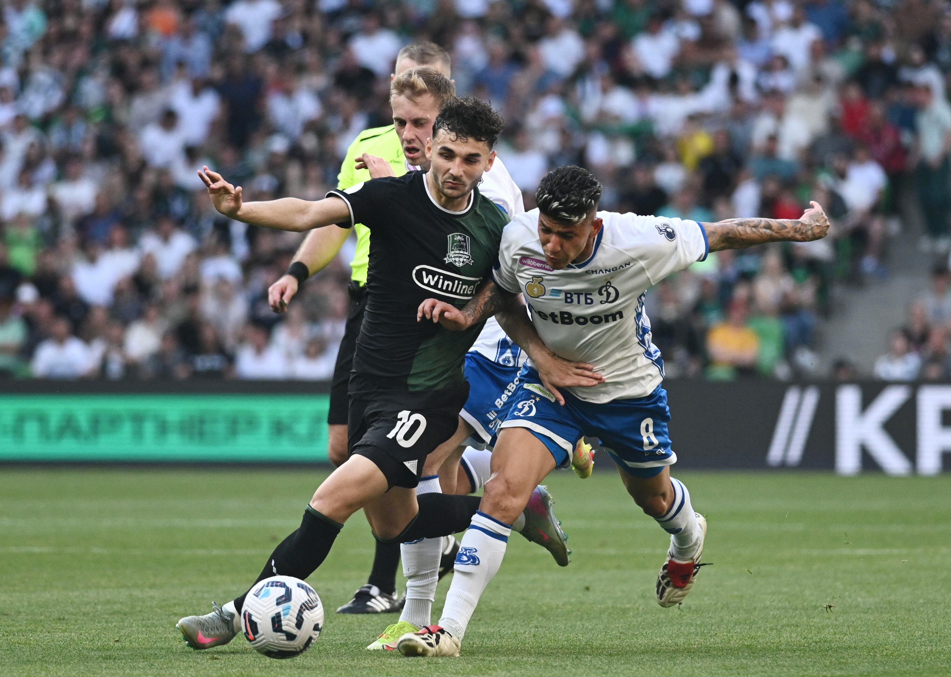 Eduard Spertsyan del Krasnondar y Jorge Carrascal del Dinamo de Moscú en la disputa de una pelota - crédito Sergey Pivovarov / REUTERS