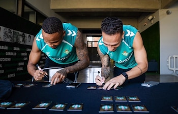 Jugadores del Betis firmando cromos