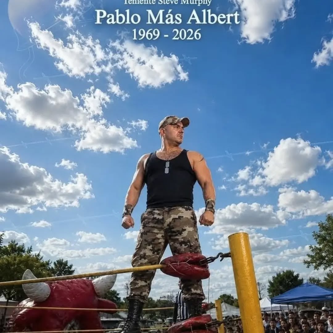 La imagen ilustra al luchador Pablo Más Albert, conocido como Teniente Murphy de 100% Lucha, de pie en un ring con vestimenta militar, bajo un cielo nublado, en una composición conmemorativa que incluye sus años de vida, compartida por el periodista Daniel Zeitún
