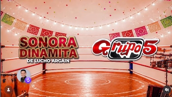 Escenario de concierto simulando un ring de boxeo. Logos de 'Sonora Dinamita' y 'Grupo 5'. Luces, papel picado y confeti. Instrumentos musicales