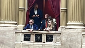 Karina Milei e Manuel Adorni em reunião na Câmara dos Deputados