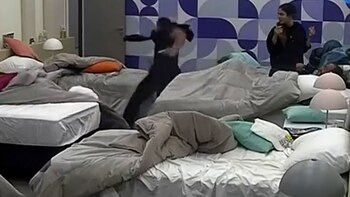 Tras irrumpir en la habitación,