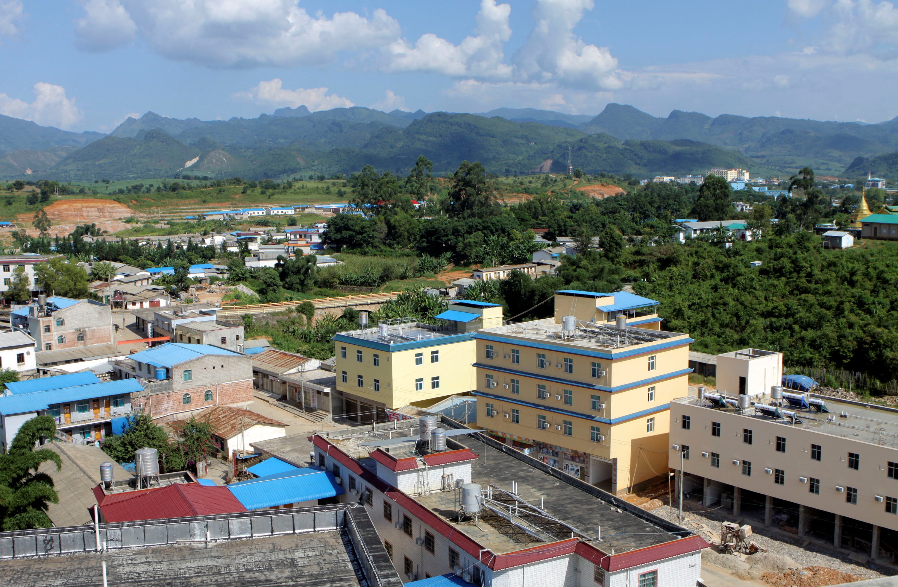 Vista de Laukkai, capital de la región de Kokang en Myanmar. Desde esta zona operan complejos fraudulentos liderados por sindicatos chinos que han robado miles de millones. (Reuters/archivo)