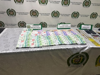 El dinero y el material decomisado quedaron a disposición de la Fiscalía General de la Nación para el inicio del proceso judicial - crédito prensa Armada de Colombia