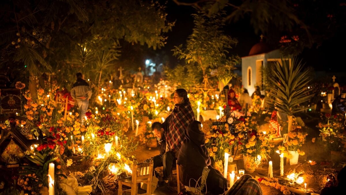Día de Muertos en Tzintzuntzan, el Pueblo Mágico con la majestuosa velación de panteones que mantiene su legado milenario
