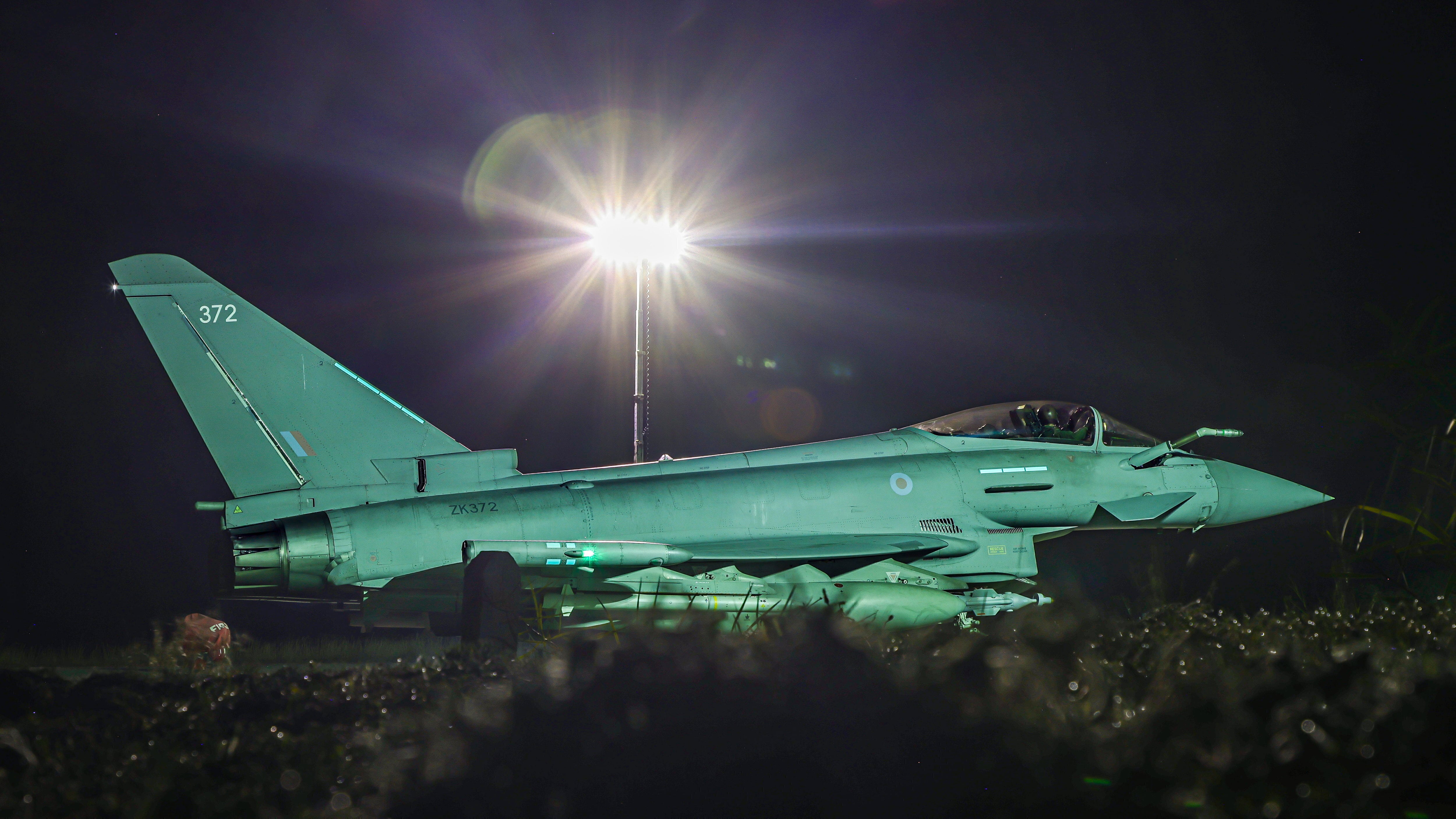 Un caza Typhoon FGR4 de la Real Fuerza Aérea británica regresa a la base tras atacar blancos hutíes en Yemen (AS1 Leah Jones/Real Fuerza Aérea vía AP/Archivo)