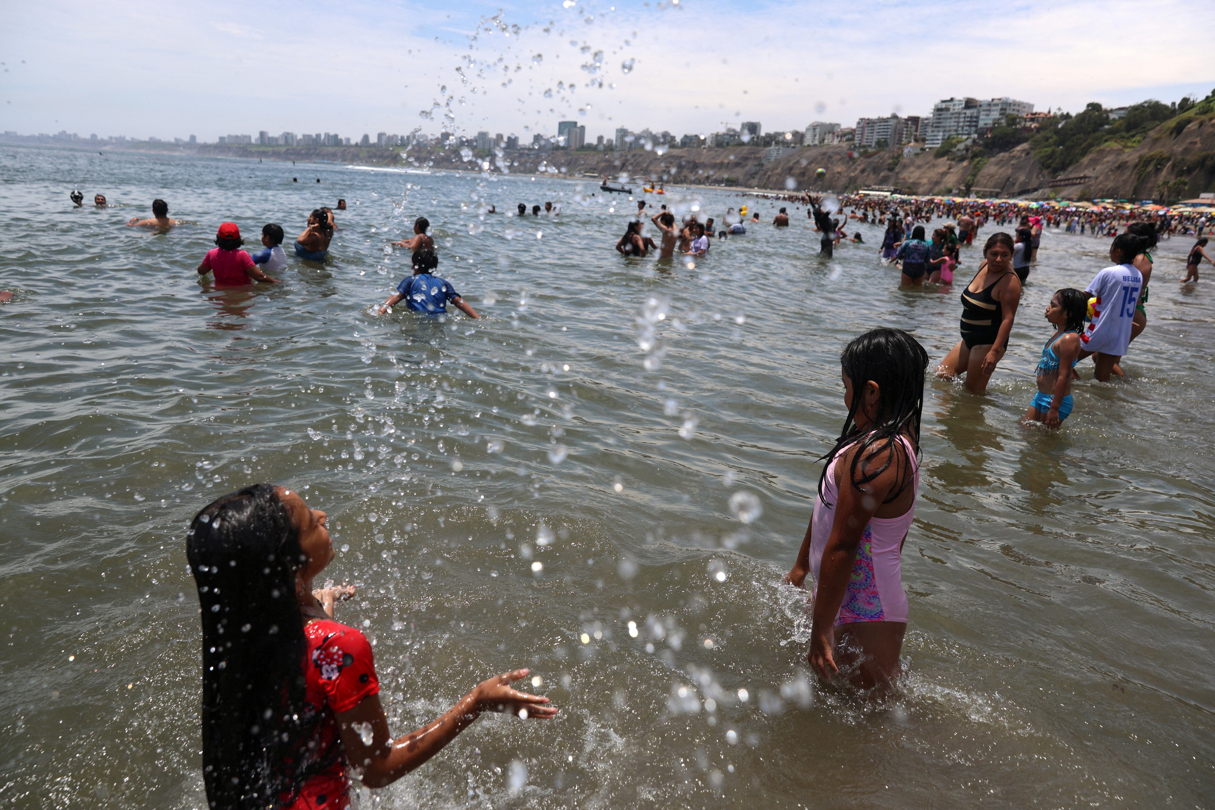 Las iniciativas de limpieza comunitaria son esenciales para combatir el impacto del mal manejo de residuos en las playas durante el verano. (REUTERS/Sebastian Castaneda)