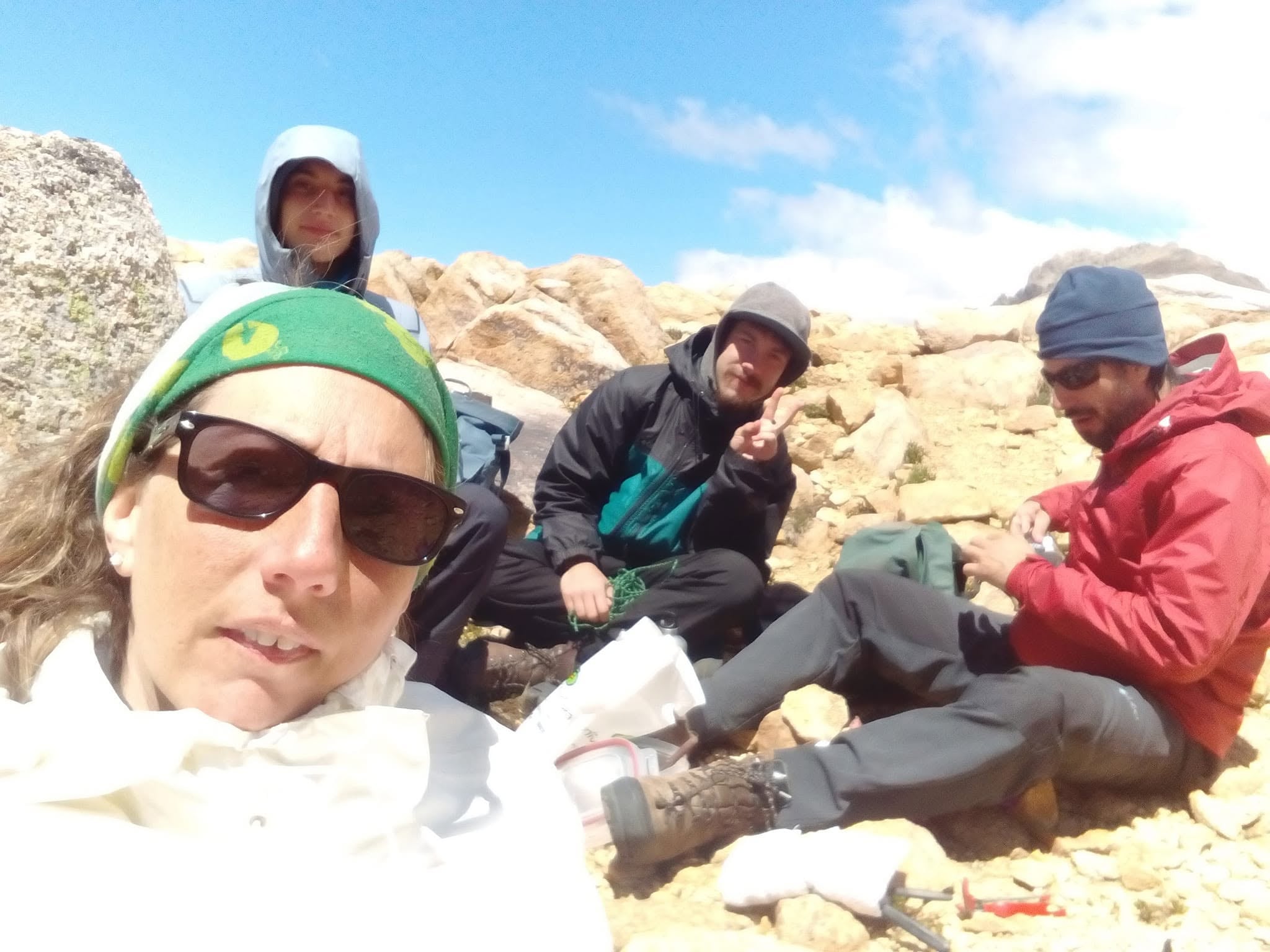 Sotelo, a la derecha, junto a un grupo de amigos durante un ascenso a través de las rocas (Facebook)