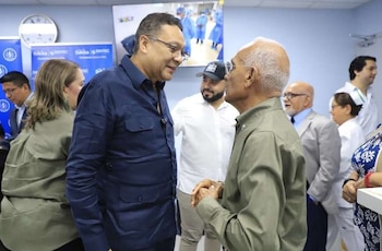 El director general de la Caja de Seguro Social, Dino Mon Vásquez (Izq), dijo que a nivel de formación la institución mantiene abiertas plazas para médicos especialistas que culminan su internado. (CSS)