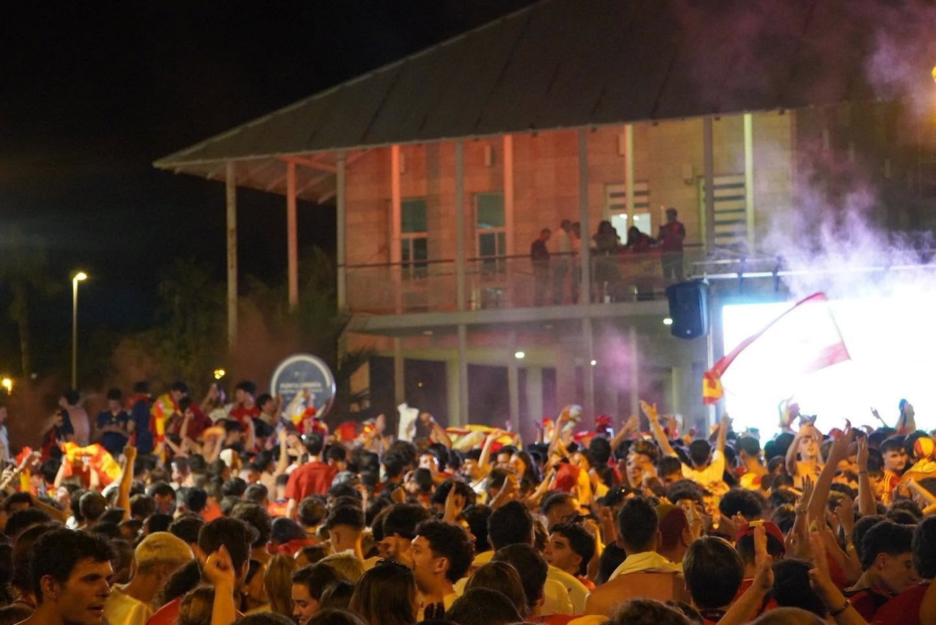 Huelva celebra la victoria de la Selección Española en el Mundial y se acuerda del lesionado Fermín López