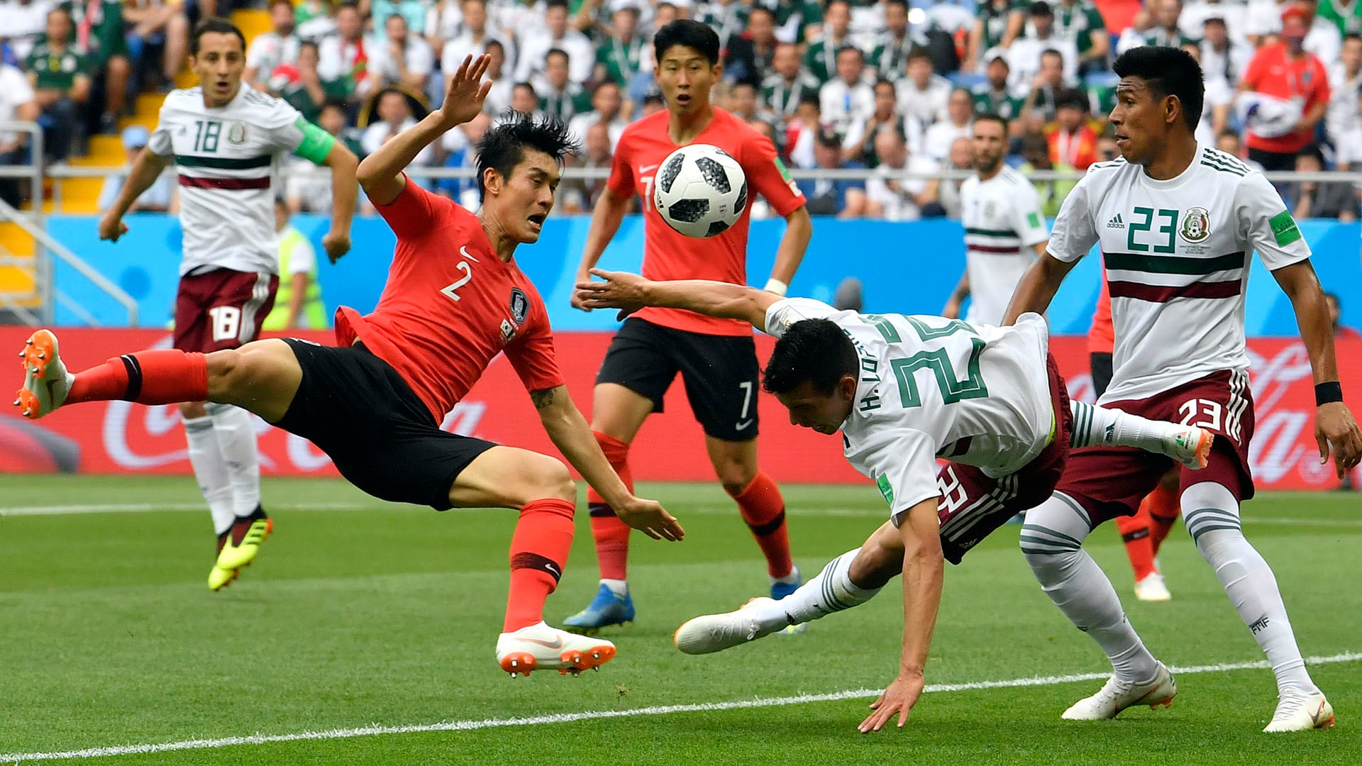 Los aficionados mexicanos podrán seguir los partidos de la Selección Nacional ante Sudáfrica, Corea del Sur y el ganador del repechaje en la pantalla grande. (AP Photo/Martin Meissner)
