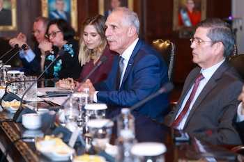 La misión de Gafilat fue recibida en Casa Presidencial por Nasry Asfura junto a representantes del Poder Ejecutivo, el Poder Judicial, el Ministerio Público, el Congreso Nacional y organismos supervisores.