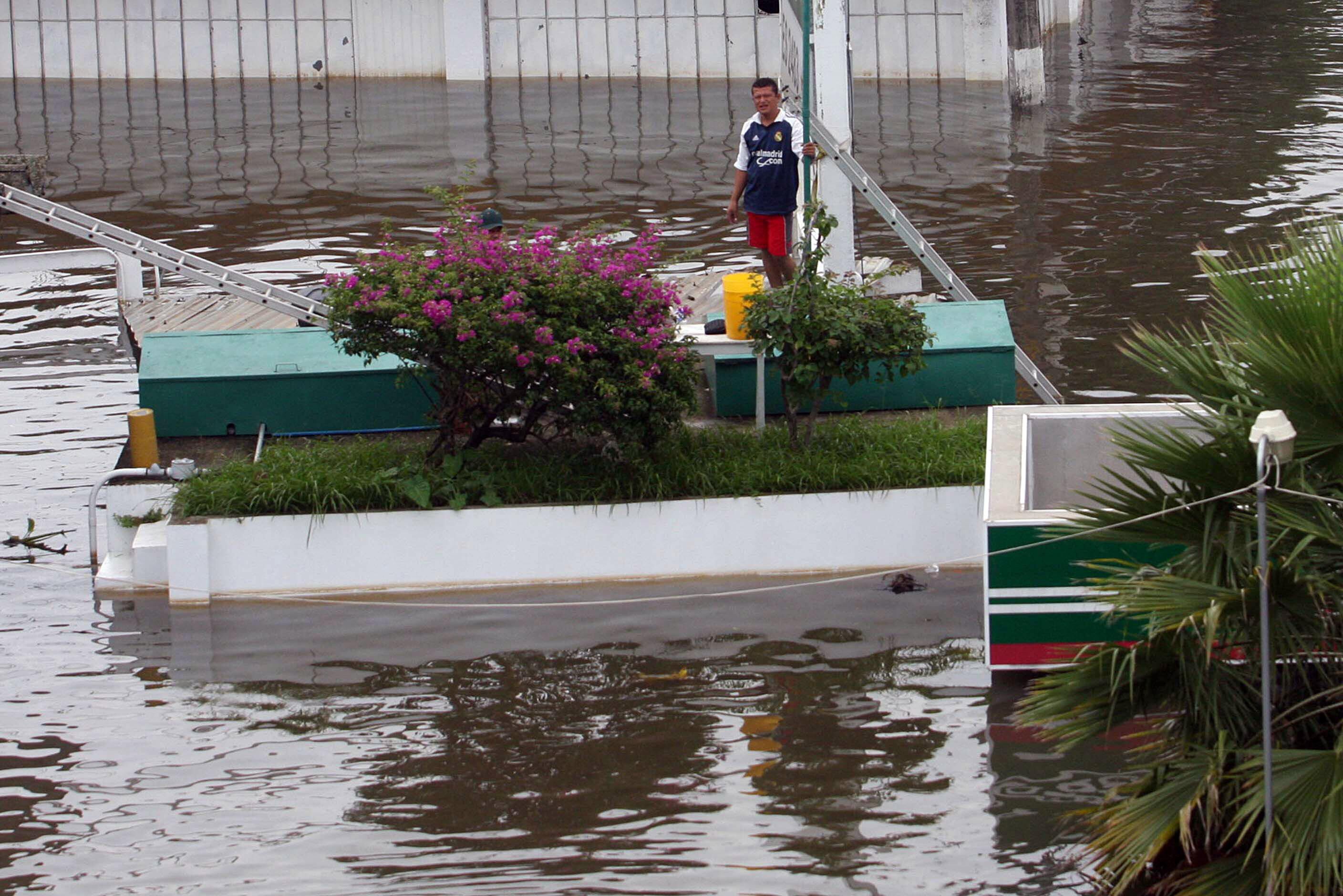 Veracruz, Hidalgo, Puebla, San Luis Potosí y Querétaro fueron los estados más afectados por las lluvias del 9 y 10 de octubre. (EFE/Saul Ramírez)