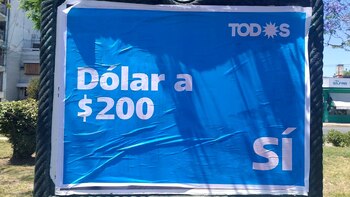 Uno de los carteles por