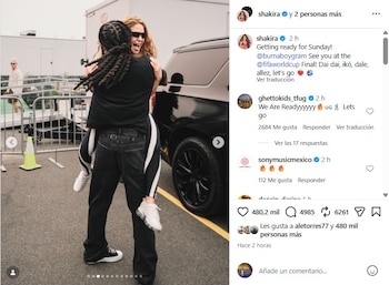 La cantante mostró algunos momentos compartiendo con el cantante nigeriano y los niños y niñas de la fundación con sede en Uganda que la acompañarán en escena - crédito @shakira/Instagram