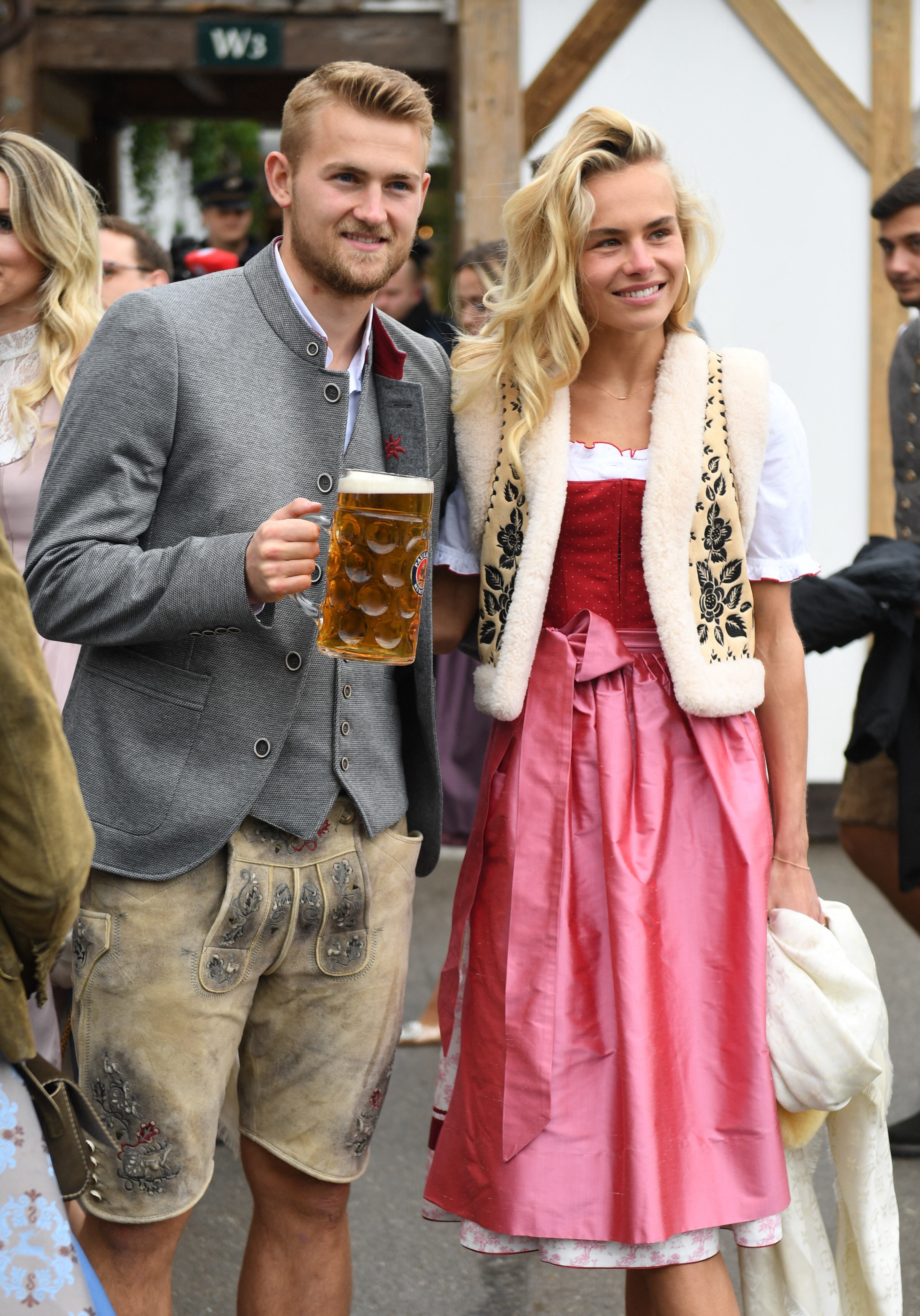 Matthijs de Ligt junto a AnneKee Molenaar en el Oktoberfest de 2022 (REUTERS/Andreas Gebert)