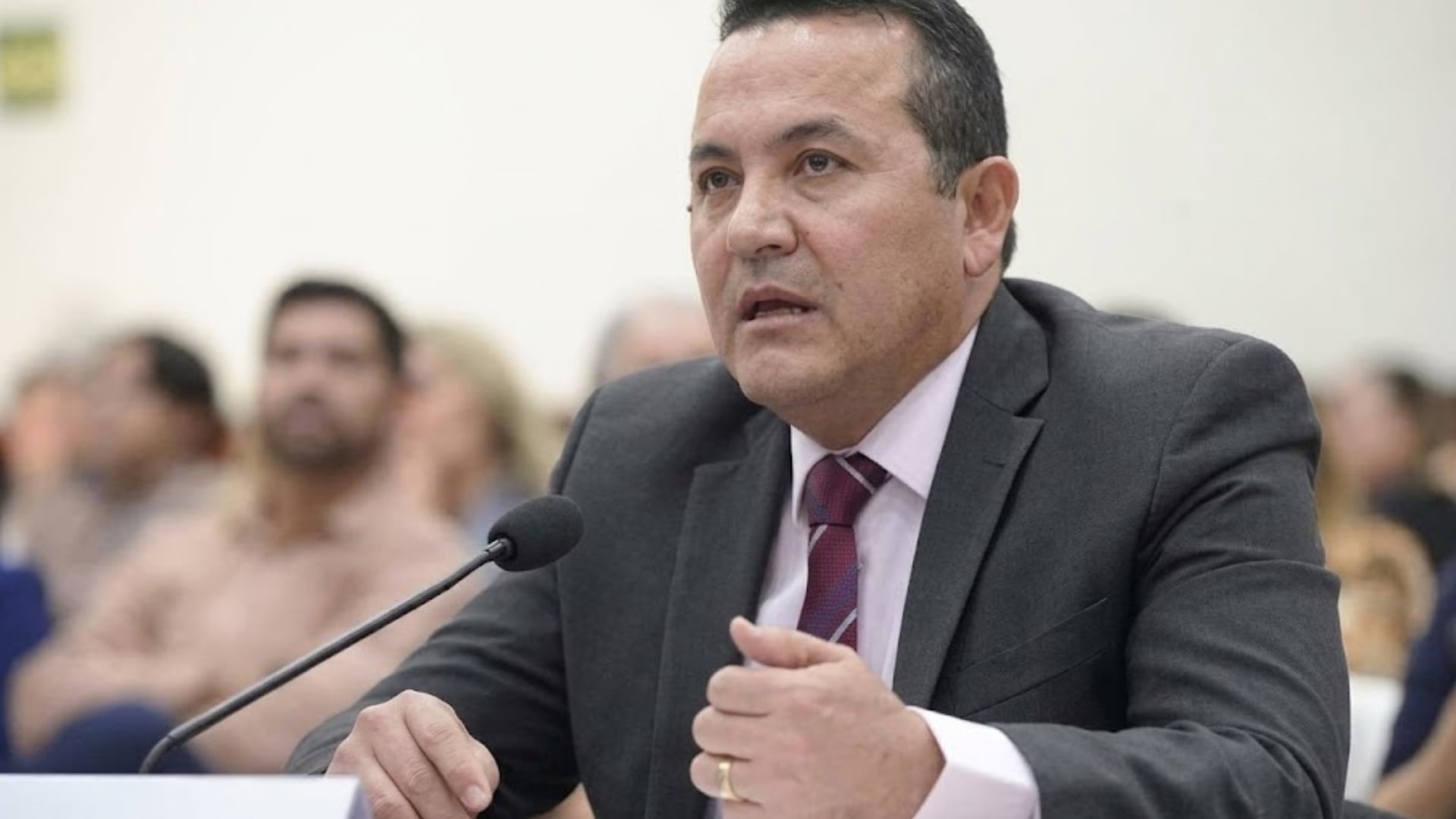 Dámaso Castro pide licencia.