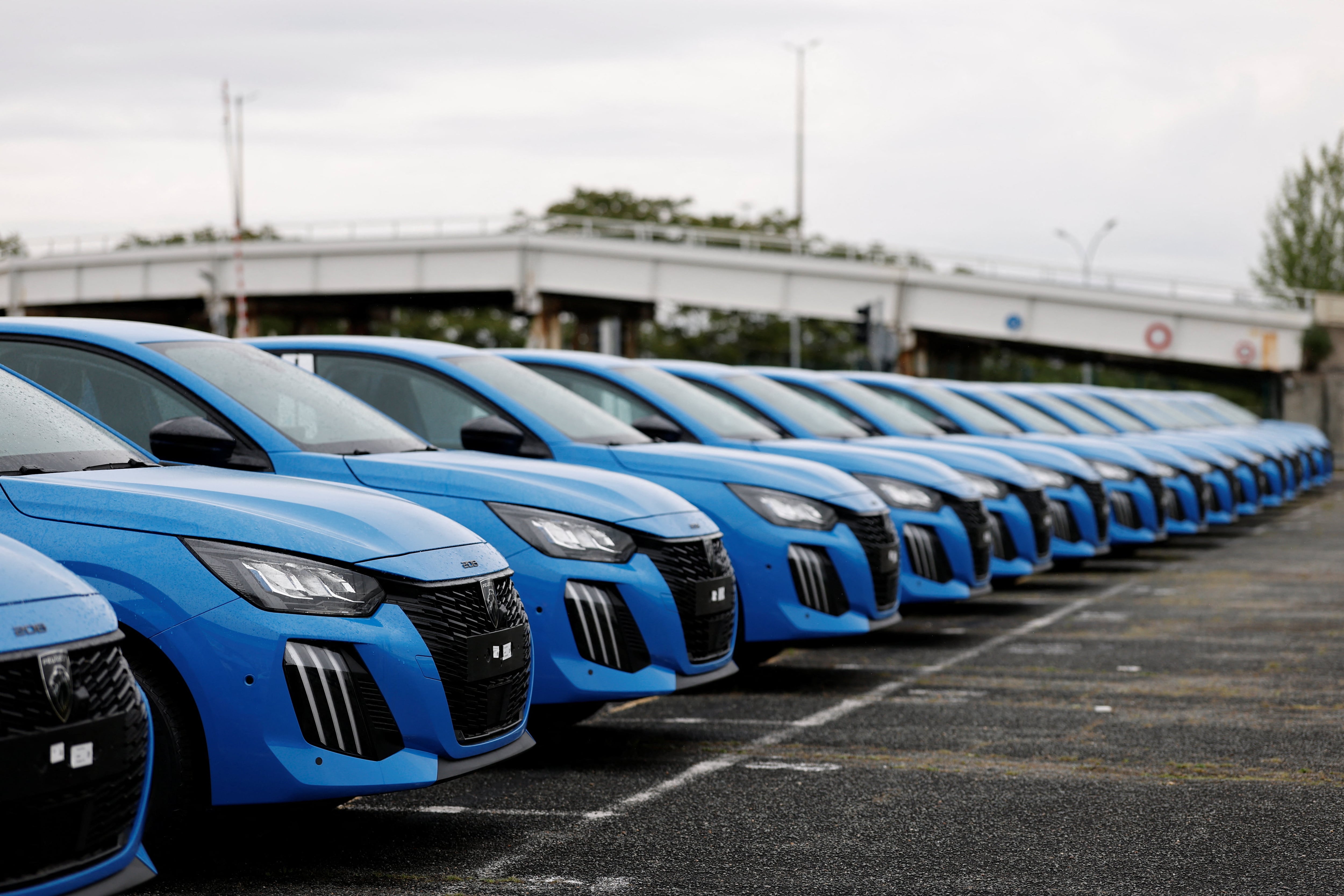 El auto elegido para el ensayo fue un Peugeot 208 Allure Automático, uno de los más vendidos en el mercado argentino por medio de planes de ahorro (REUTERS/Benoit Tessier)