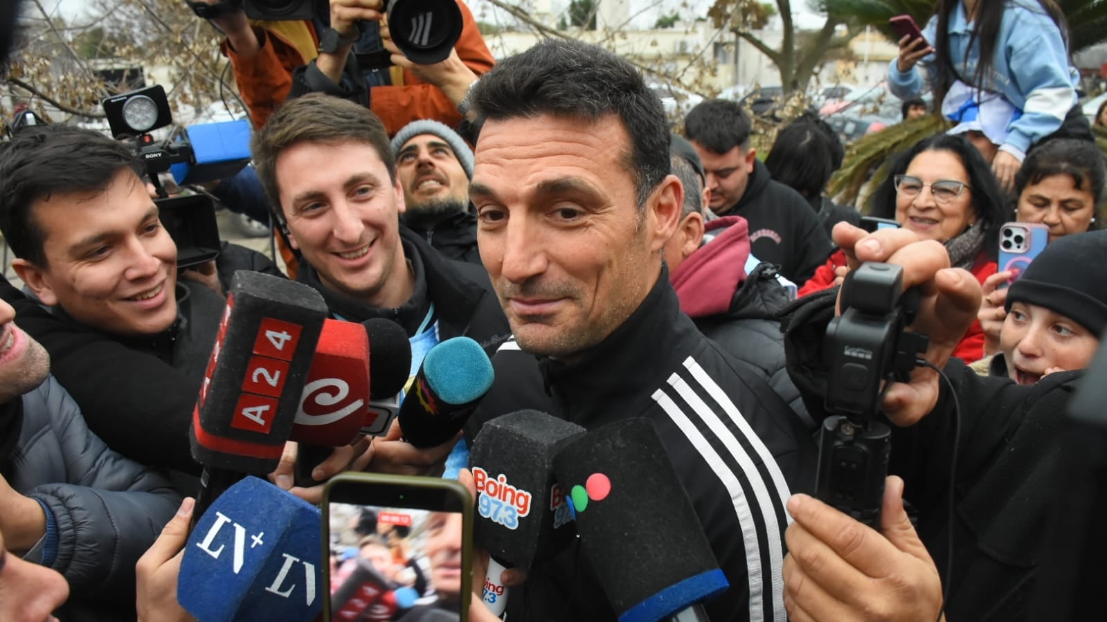 Lionel Scaloni volvió a la casa de sus padres en Pujato y fue recibido por una multitud: “Perdimos porque ellos fueron mejores”