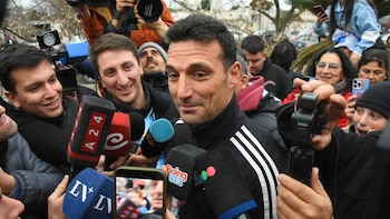 Lionel Scaloni volvió a la casa de sus padres en Pujato y fue recibido por una multitud: “Perdimos porque ellos fueron mejores”