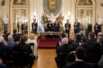 Javier Milei le toma juramento a al nuevo Jefe de Gabinete, Diego Santilli