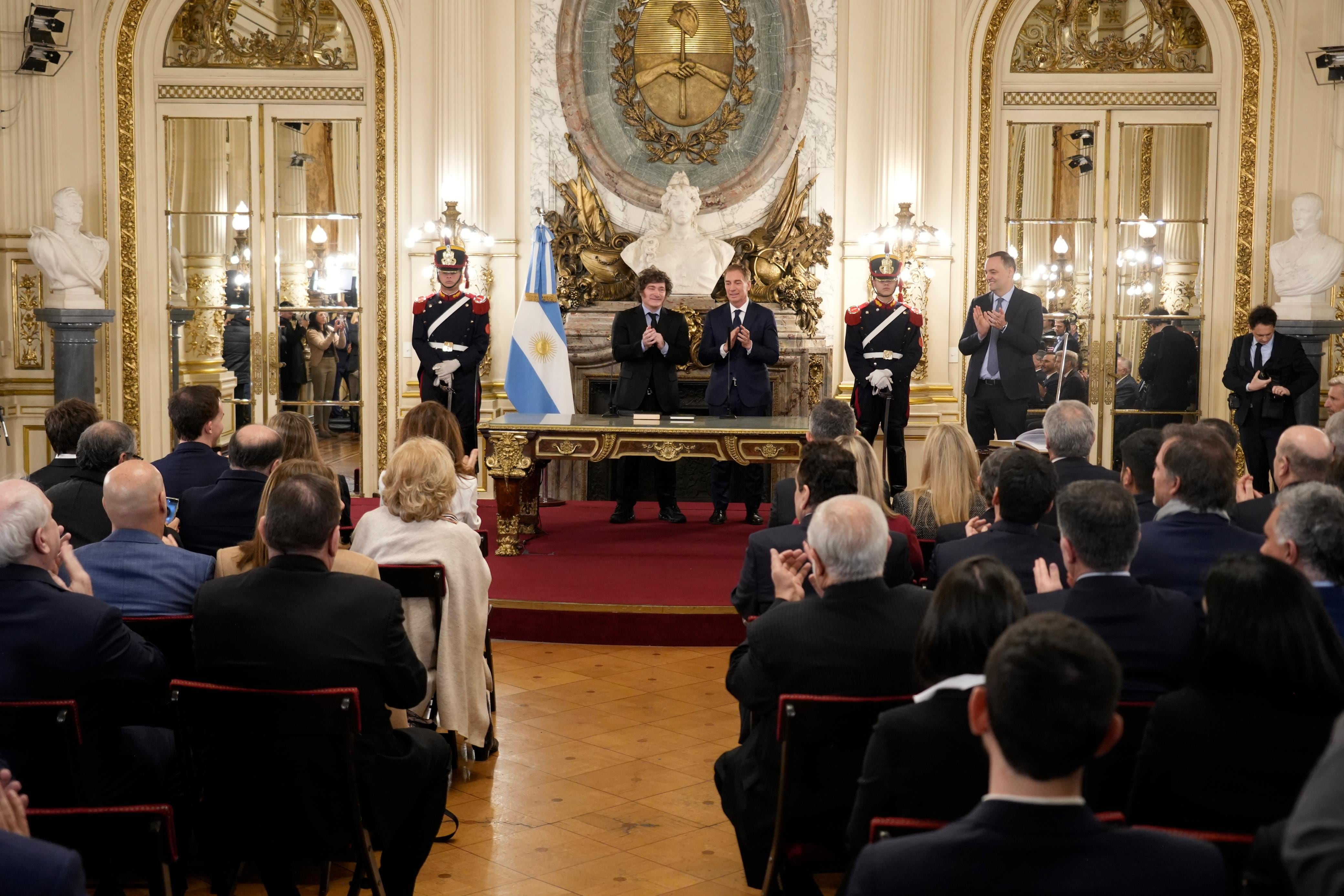 Javier Milei le tomó juramento a Diego Santilli en la Casa Rosada junto a Manuel Adorni