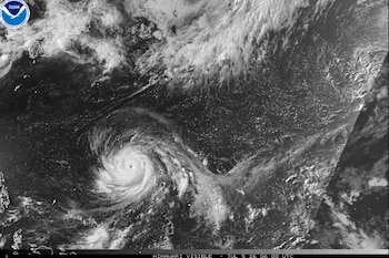 Imagen satelital de un ciclón tropical, nubes en espiral, océanos y contornos de Japón. Incluye logo NOAA, texto Himawari Visible, y fecha JUL 5 26 06:00 UTC