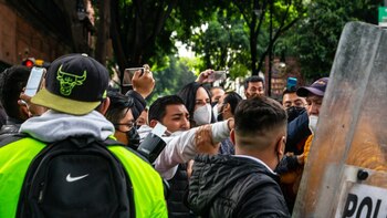 Suspendieron a policías que agredieron