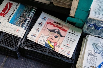 La portada de la edición del domingo 10 de mayo de 2026 del periódico iraní Jamejam muestra una caricatura que satiriza al presidente estadounidense Donald Trump y que pregunta: "Abran el estrecho de Ormuz". La imagen fue tomada en un quiosco de periódicos en el norte de Teherán, Irán, el domingo 10 de mayo de 2026. (Foto AP/Vahid Salemi)