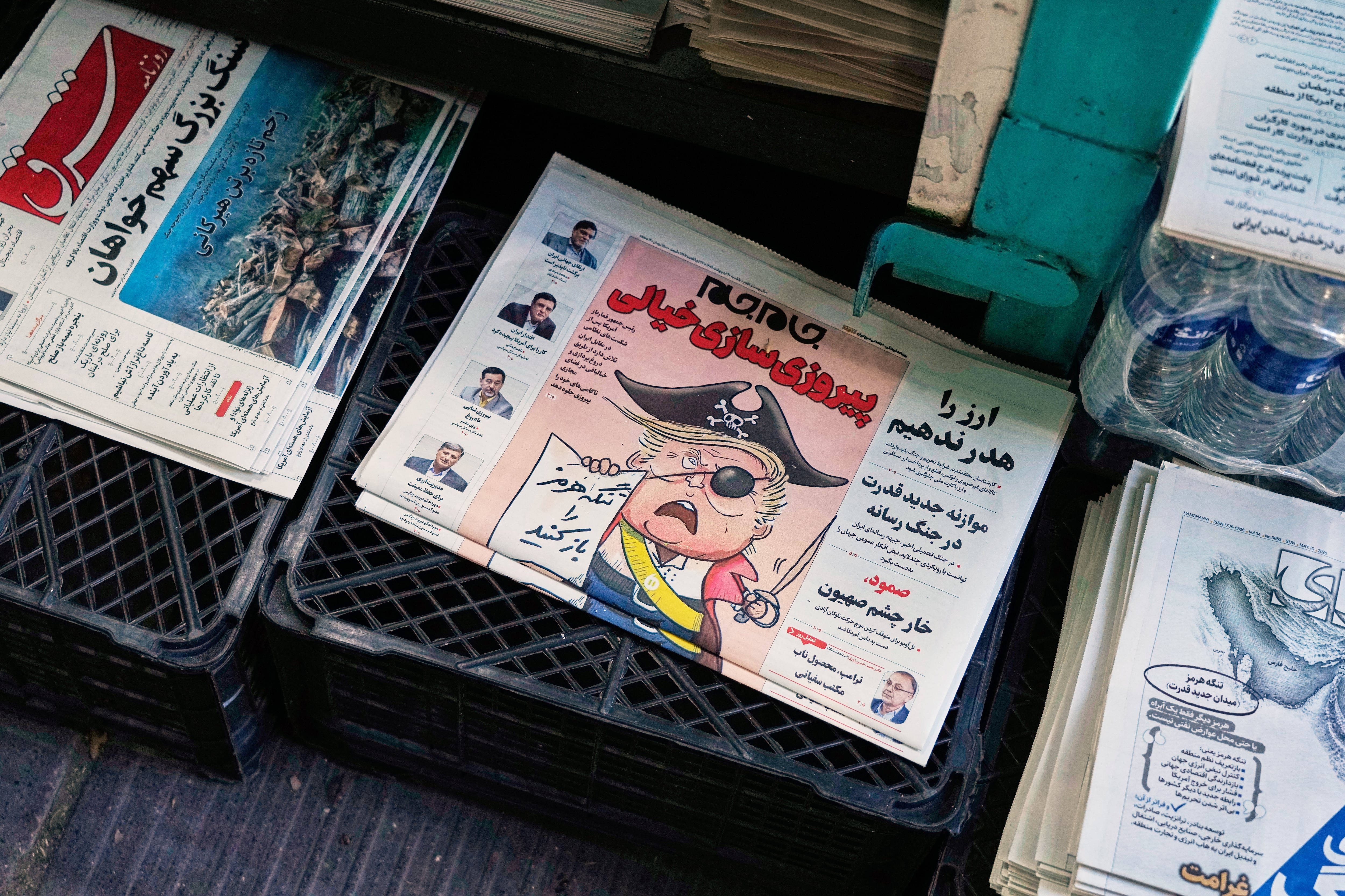 La portada de un diario iraní exhibe una caricatura de Donald Trump vinculada a la crisis en el estrecho de Ormuz en un kiosco de Teherán (AP)