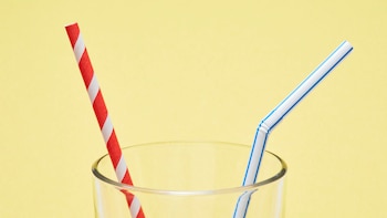 Los 4 riesgos de beber agua con pajita: desde corrosión en los dientes hasta una pérdida de colágeno